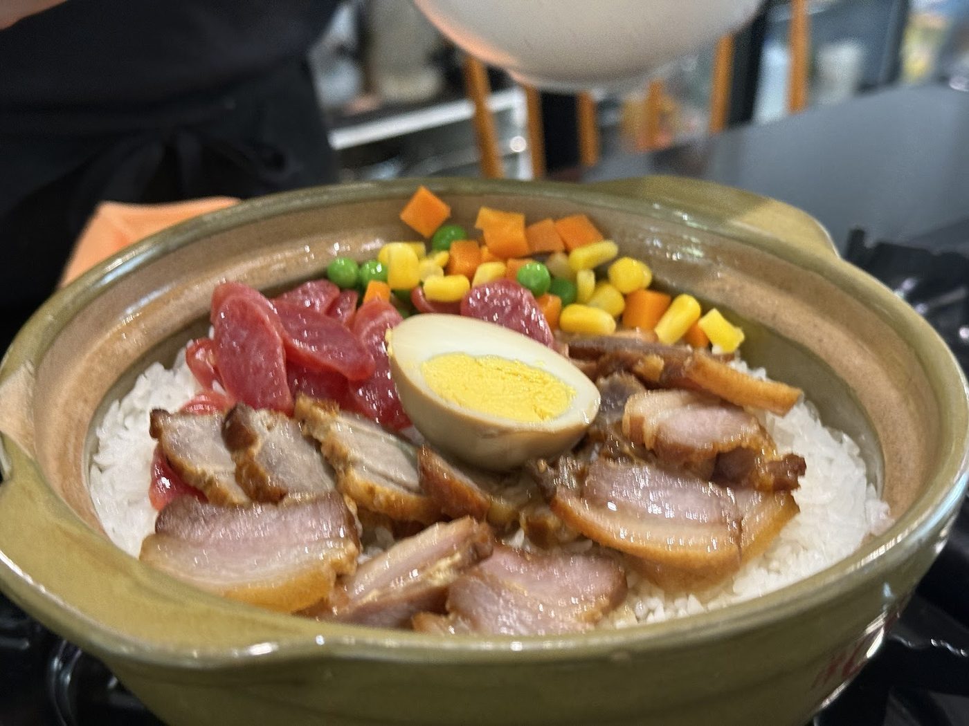 Rice bowl with sliced meat and egg