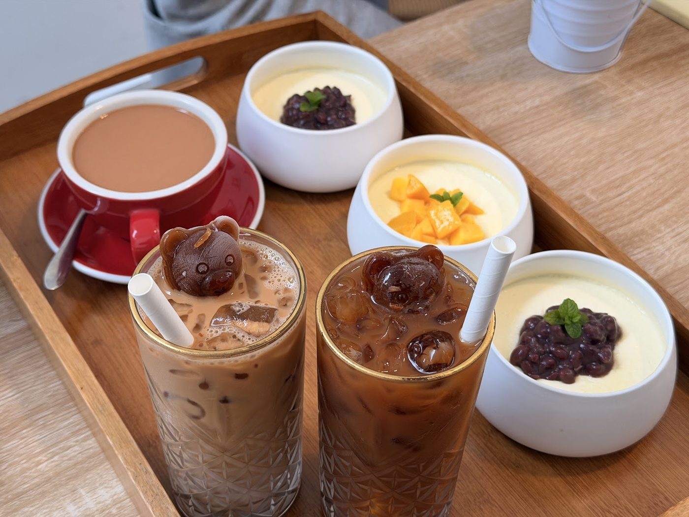 Hong Kong-style drinks and small desserts